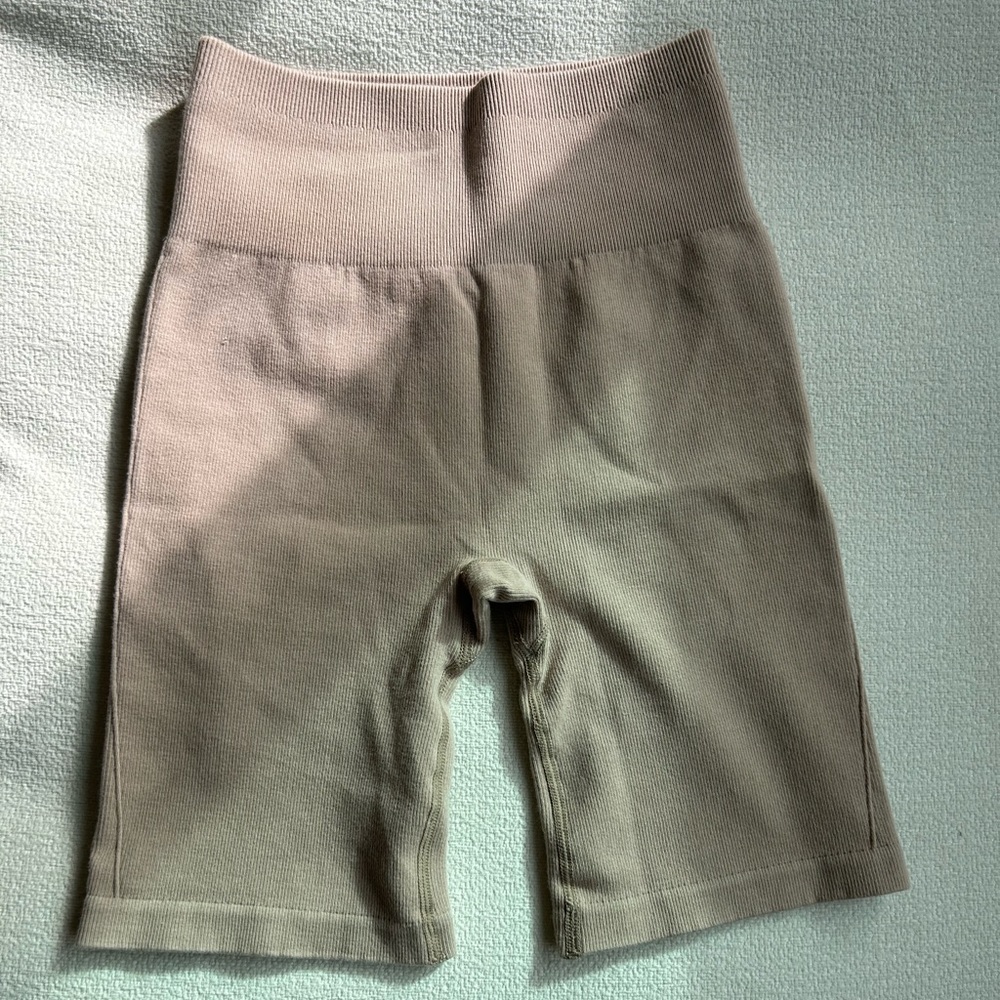 Everlane ribbed tan beige women’s biker shorts